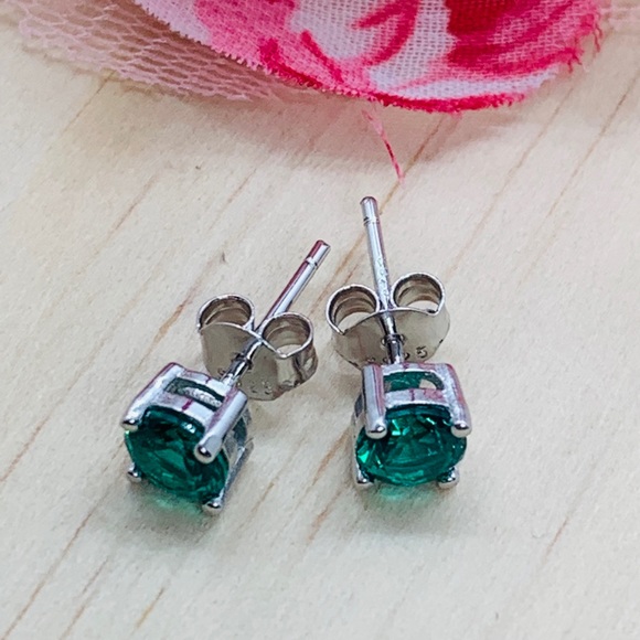 🌟 Sterling Silver 925 Emerald Stud Earrings - Picture 3 of 5